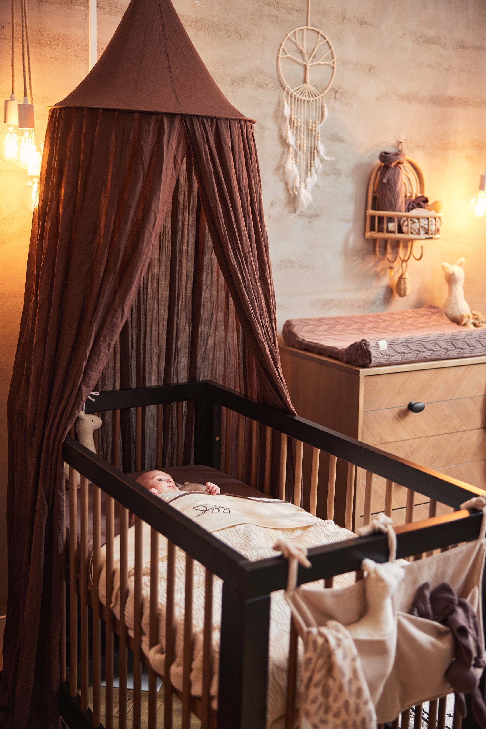 Faut-il réveiller bébé ou pas ? Babykare vous dit tout