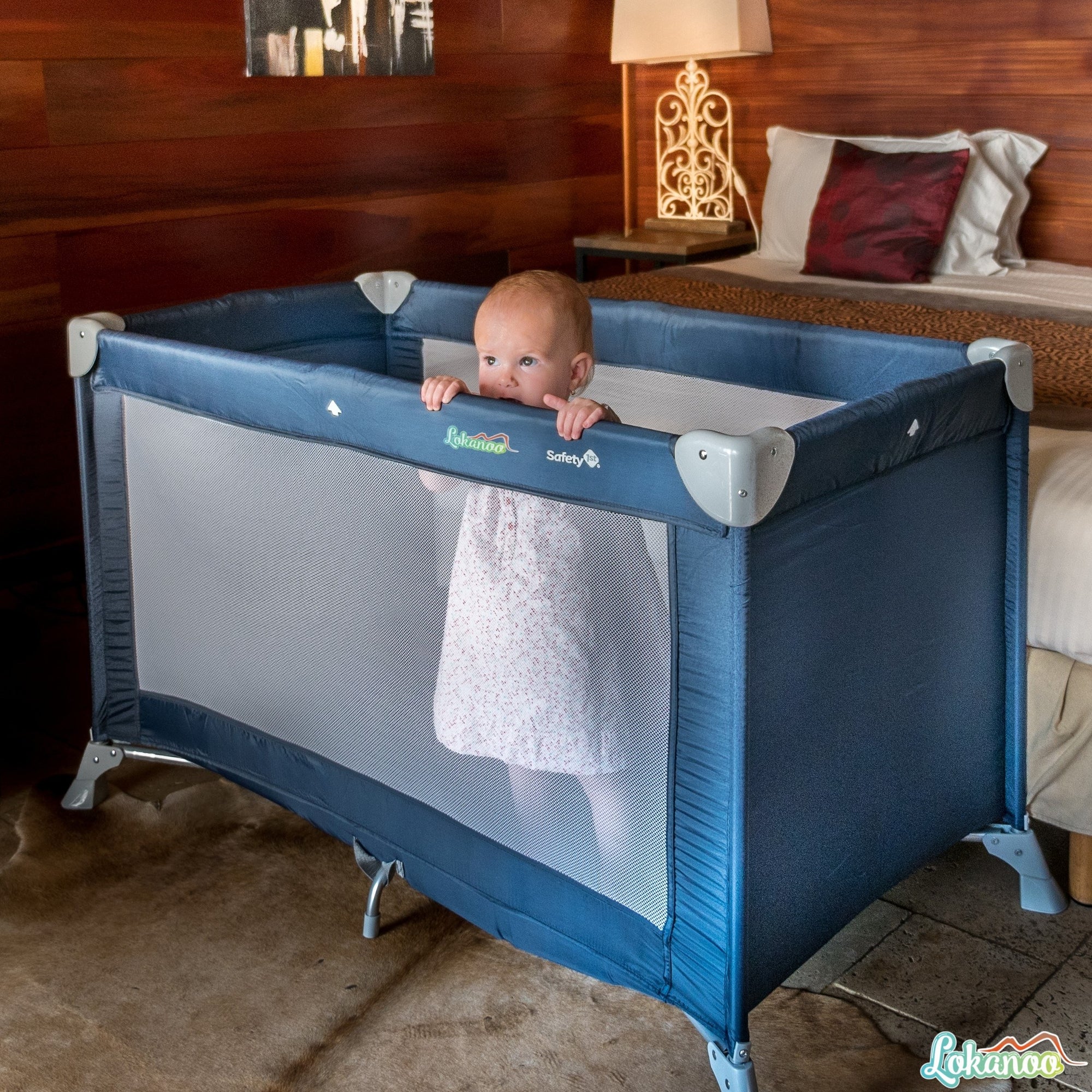 Bébé posé dans son lit parapluie Babykare.fr