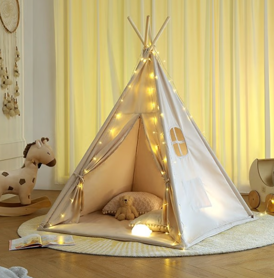 Tipi enfant avec tapis avec guirlandes