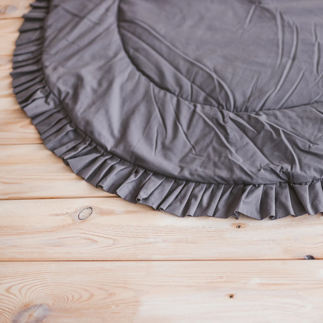 Tapis de jeux avec bordure à volants en gris