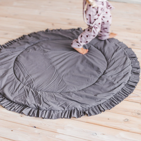 Tapis de jeux avec bordure à volants en gris