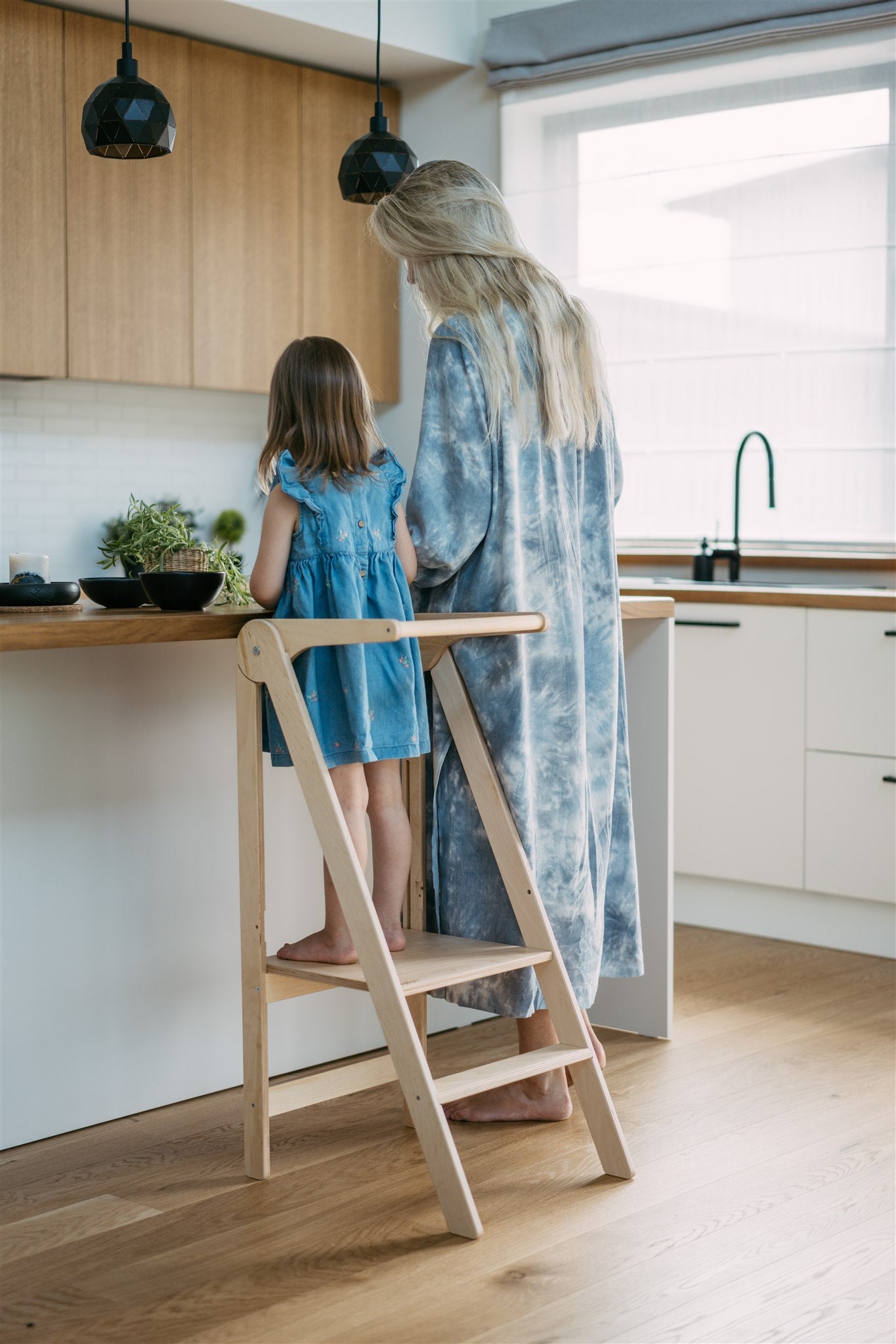 Ultra-flat foldable Montessori learning and kitchen helper tower